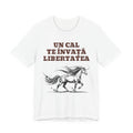 Horse Tee - "Un Cal Te învață Libertatea" Romanian Freedom Graphic T-Shirt