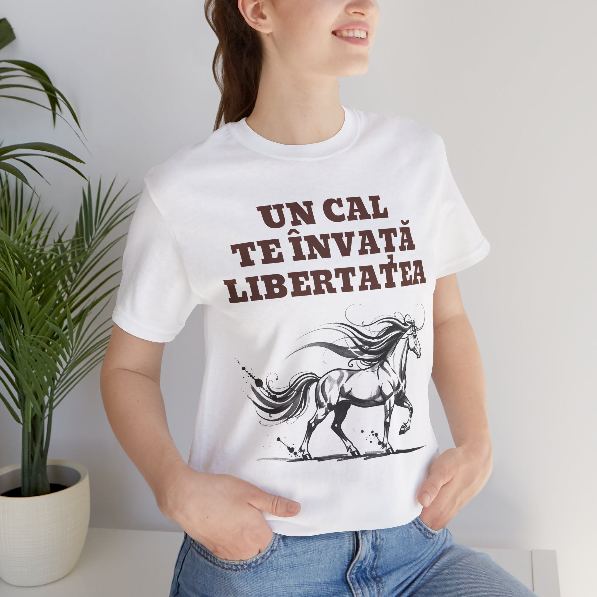 Horse Tee - "Un Cal Te învață Libertatea" Romanian Freedom Graphic T-Shirt