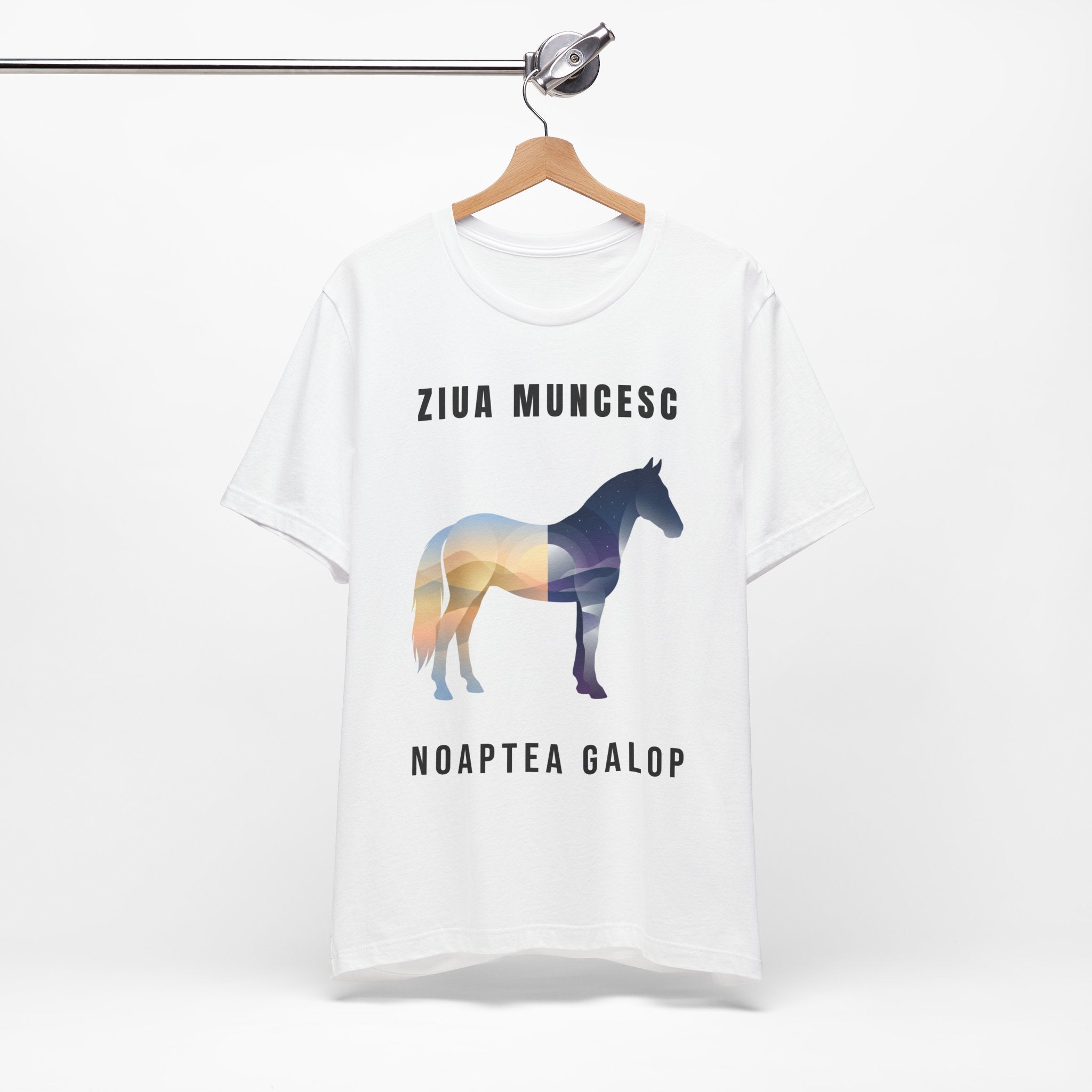 Tricou Edgy cu Cai 'Ziua Muncesc Noaptea Galop'